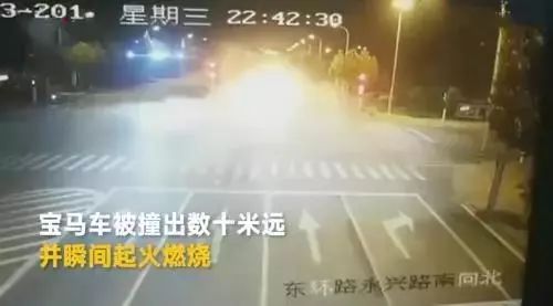 直播撞飞交警